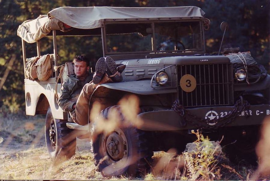 Soldiers at the barbed wire